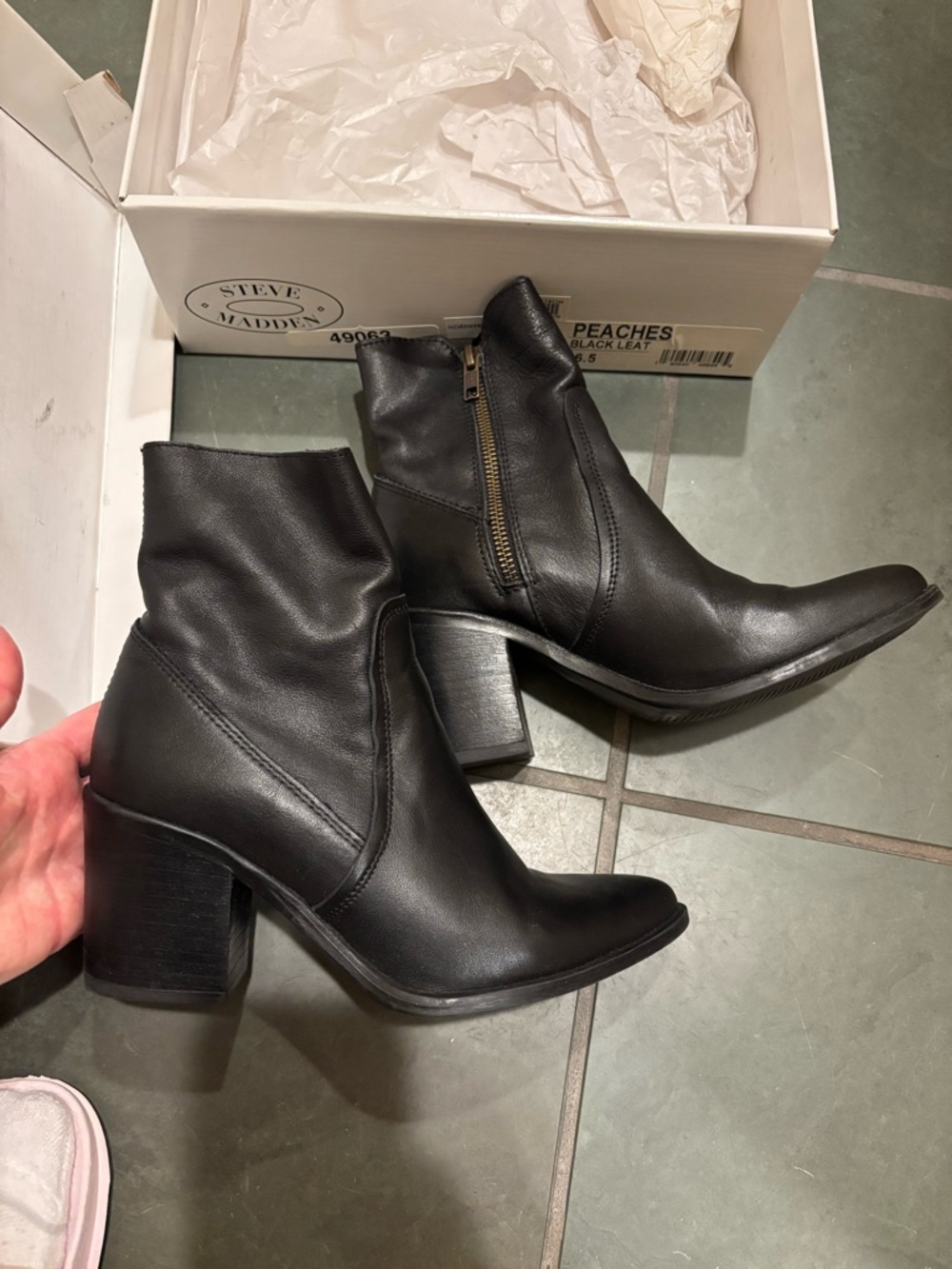 Steve Madden Black Leather Ankle Booties with Block Heel and pointed toe 6.5 - Picture 4 of 6